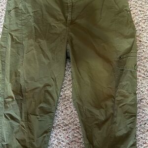 💚3/$25 ellos size 20W olive green capris